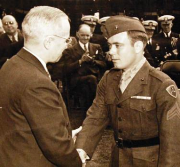 Hershel Williams receives the Medal of Honor