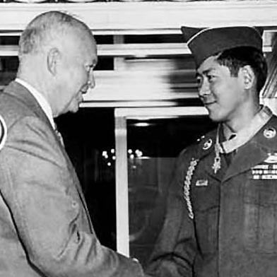 President Dwight Eisenhower presented the Medal of Honor to Hiroshi Miyamura in 1953 at the White House.